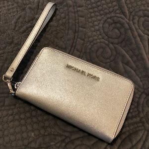 ✨SOLD✨Michael Kors leather smartphone wristlet.